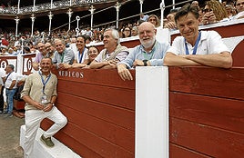 El cirujano jefe de la plaza, Javier Álvarez, rodeado del equipo médico, listo para actuar.