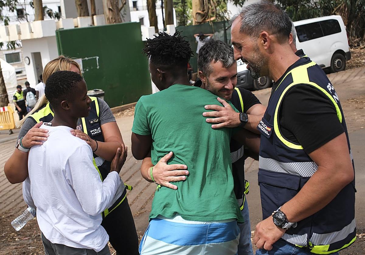 Policías nacionales se reencuentran con jóvenes inmigrantes a los que salvaron de un naufragio en El Hierro.