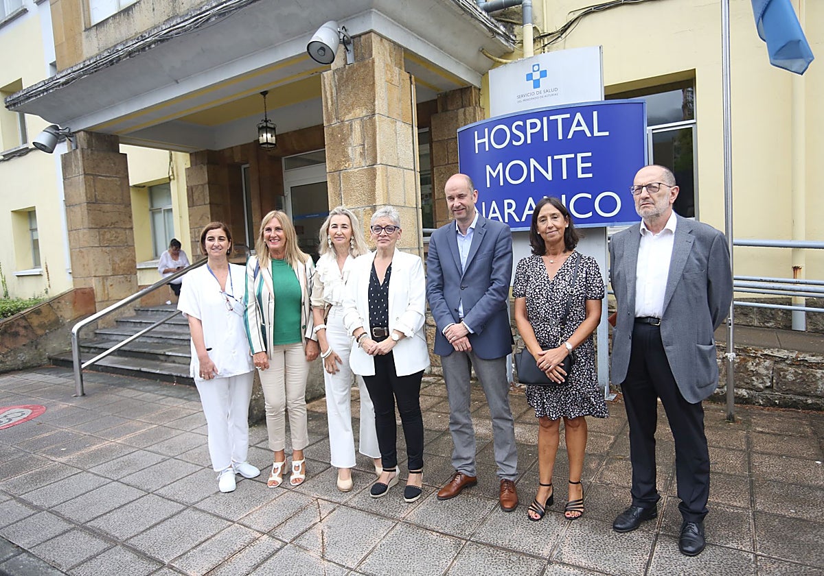 Foto de familia antes de la visita institucional al Hospital Monte Naranco.