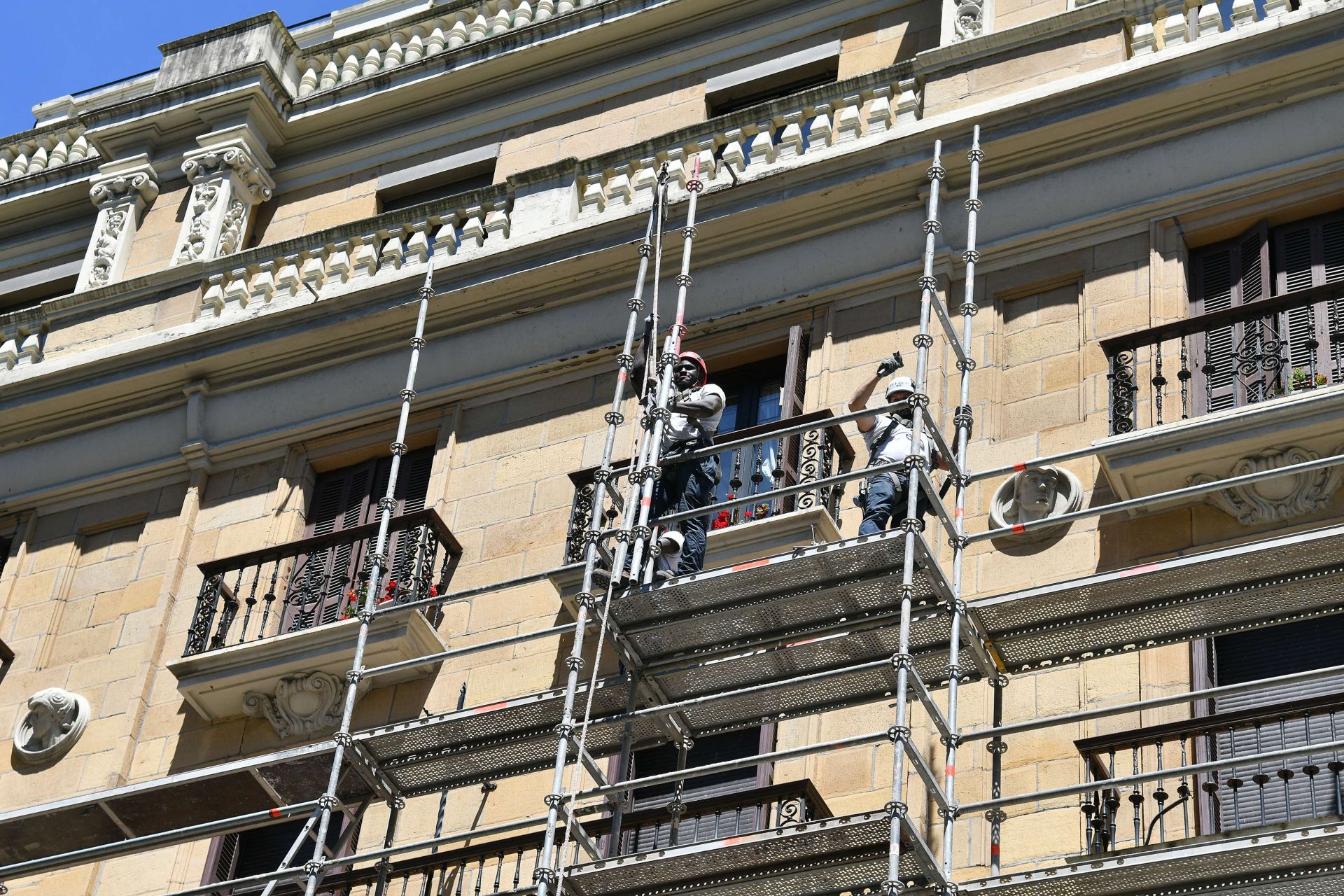 Trabajadores, en la reforma de una fachada.