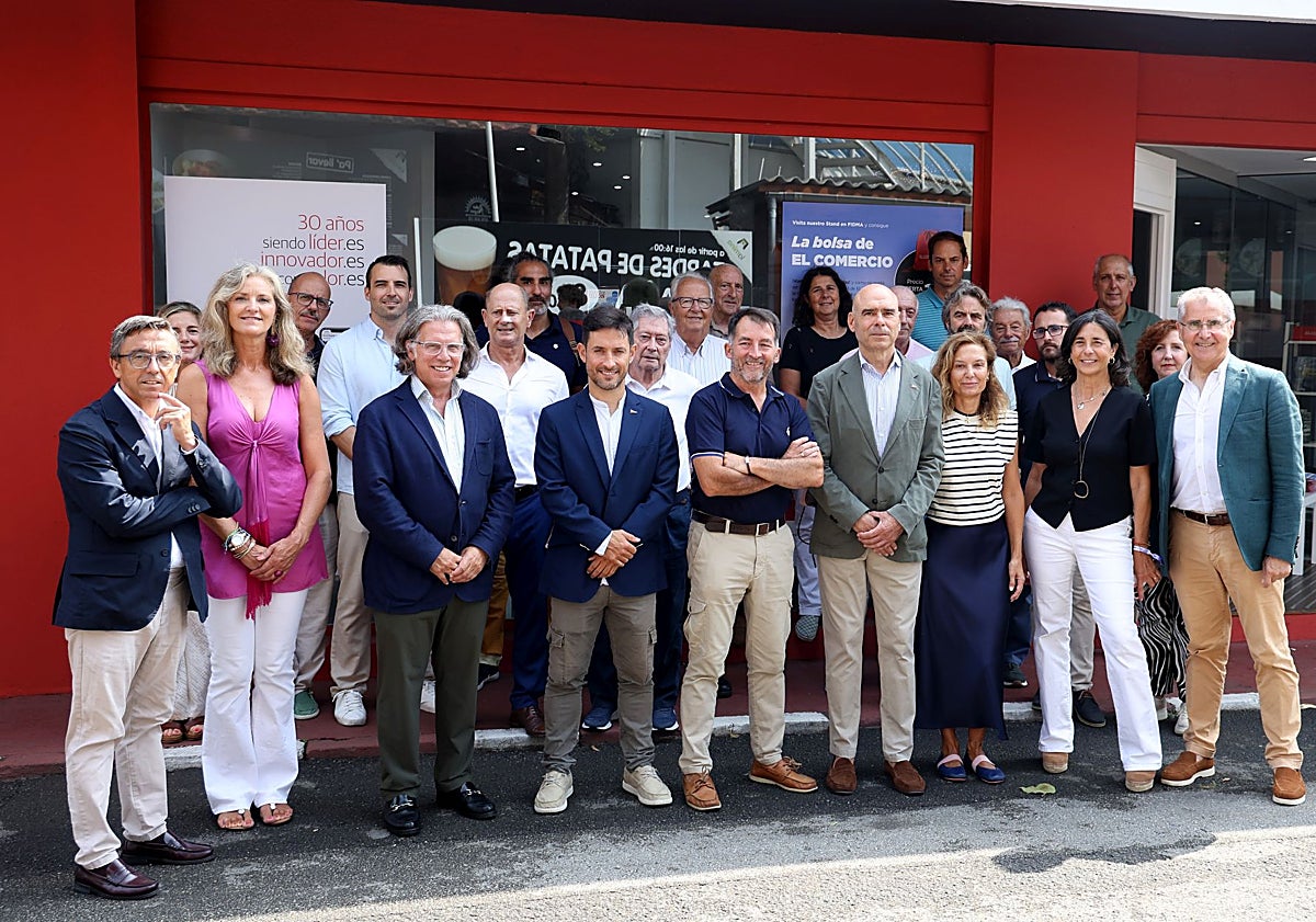 Imagen principal - Representantes y deportistas del Grupo Covadonga, el Club Natación Santa Olaya y el Telecable Hockey, en la Fidma. 
