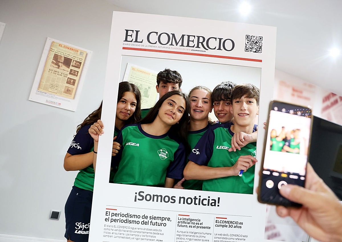 Imagen secundaria 1 - Representantes y deportistas del Grupo Covadonga, el Club Natación Santa Olaya y el Telecable Hockey, en la Fidma. 