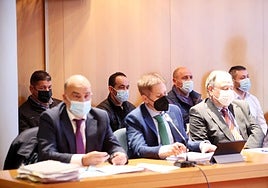 En la fila de atrás, Maamar Kelii y Djillali Benatia, Jesús Muguruza y Pedro Nieva, durante el juicio celebrado en Oviedo.