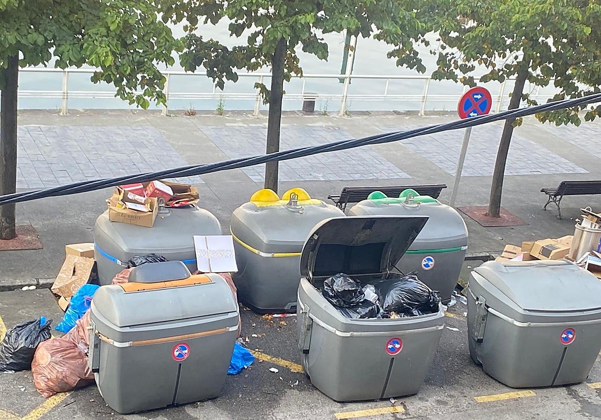 Contenedores repletos de basura en la zona del Paseo Gastro ubicado en la calle de Claudio Alvargonzález, en Cimavilla.