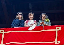 María Mitre, la alcaldesa Carmen Moriyón y Pilar González del Valle, en el palco.