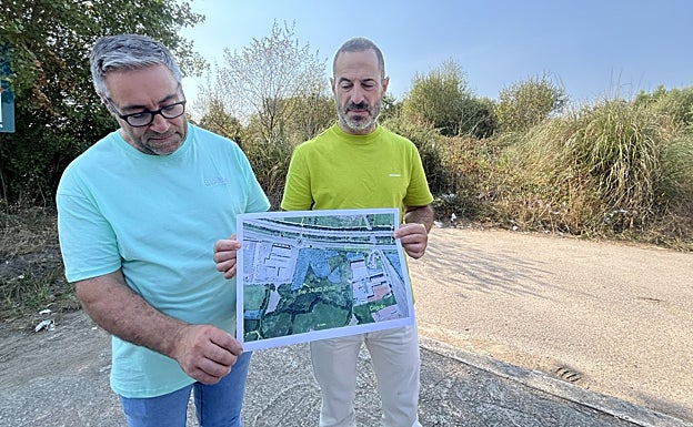 El edil Pergentino Martínez y el alcalde de Siero, Ángel García, 'Cepi', muestran un plano de la parcela que se quiere ceder.