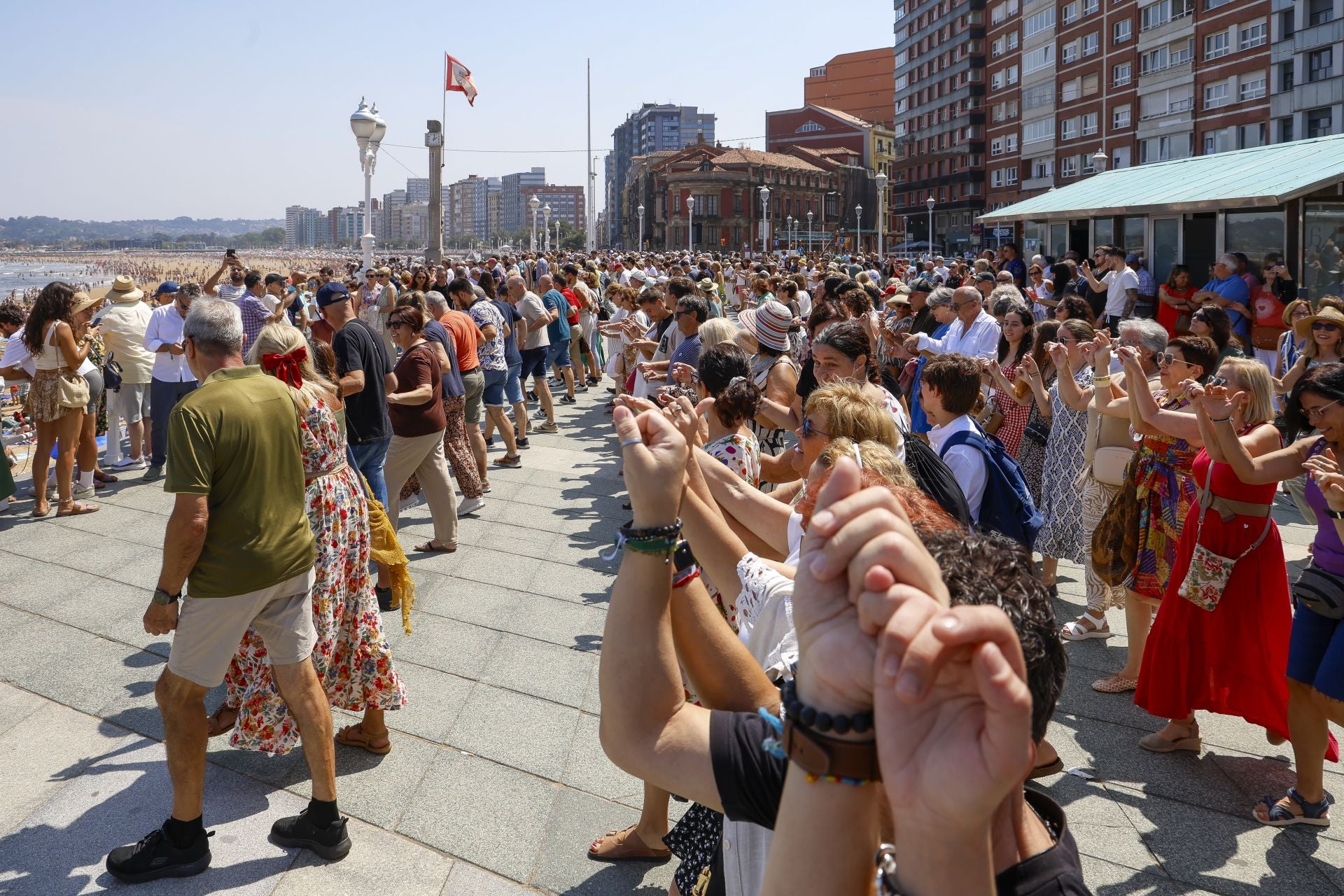 Danza prima y Restallón frente al mar en Gijón