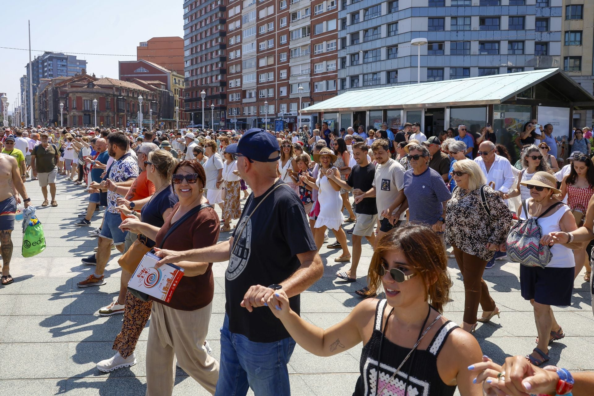 Danza prima y Restallón frente al mar en Gijón