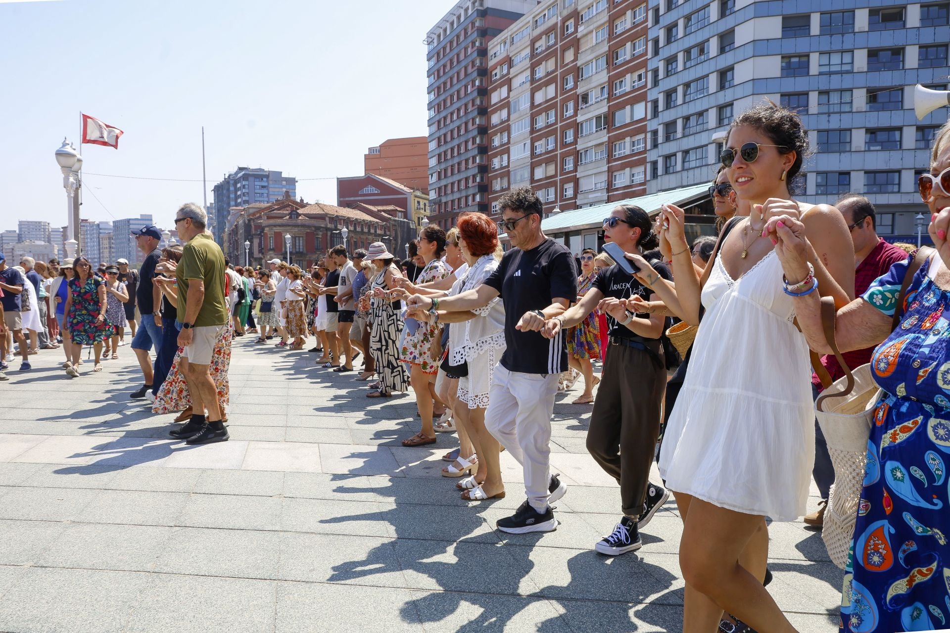Danza prima y Restallón frente al mar en Gijón