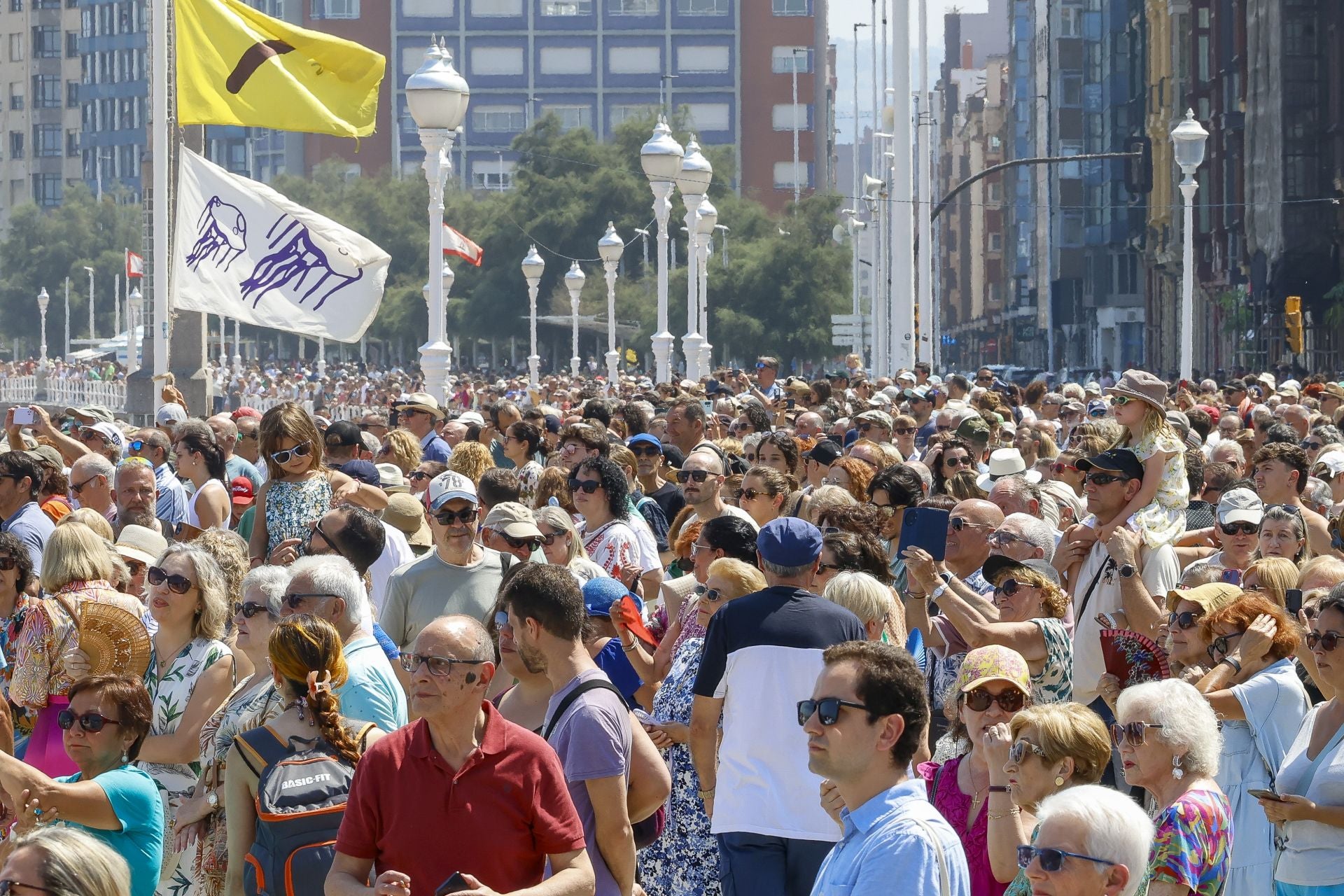 Danza prima y Restallón frente al mar en Gijón