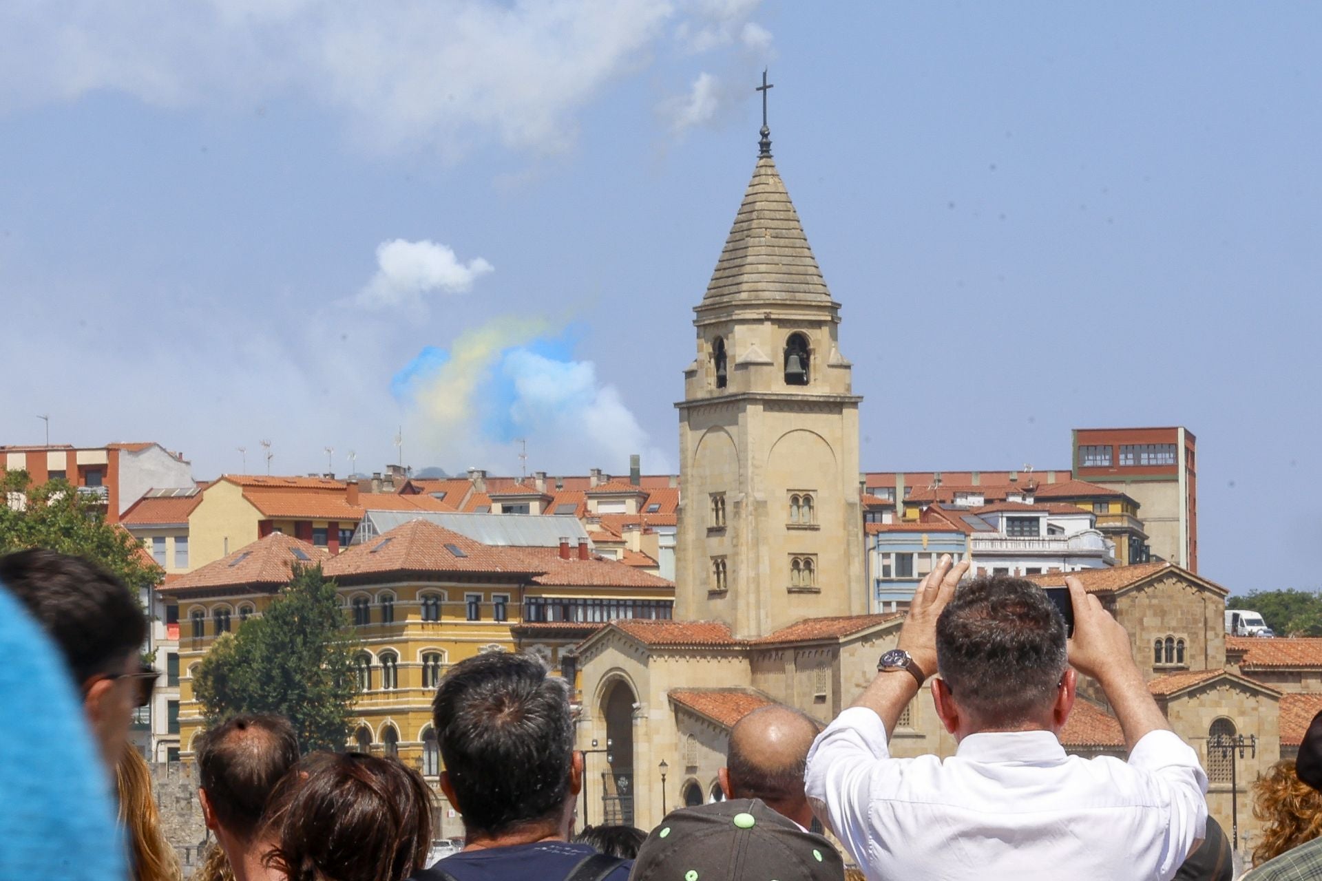Danza prima y Restallón frente al mar en Gijón