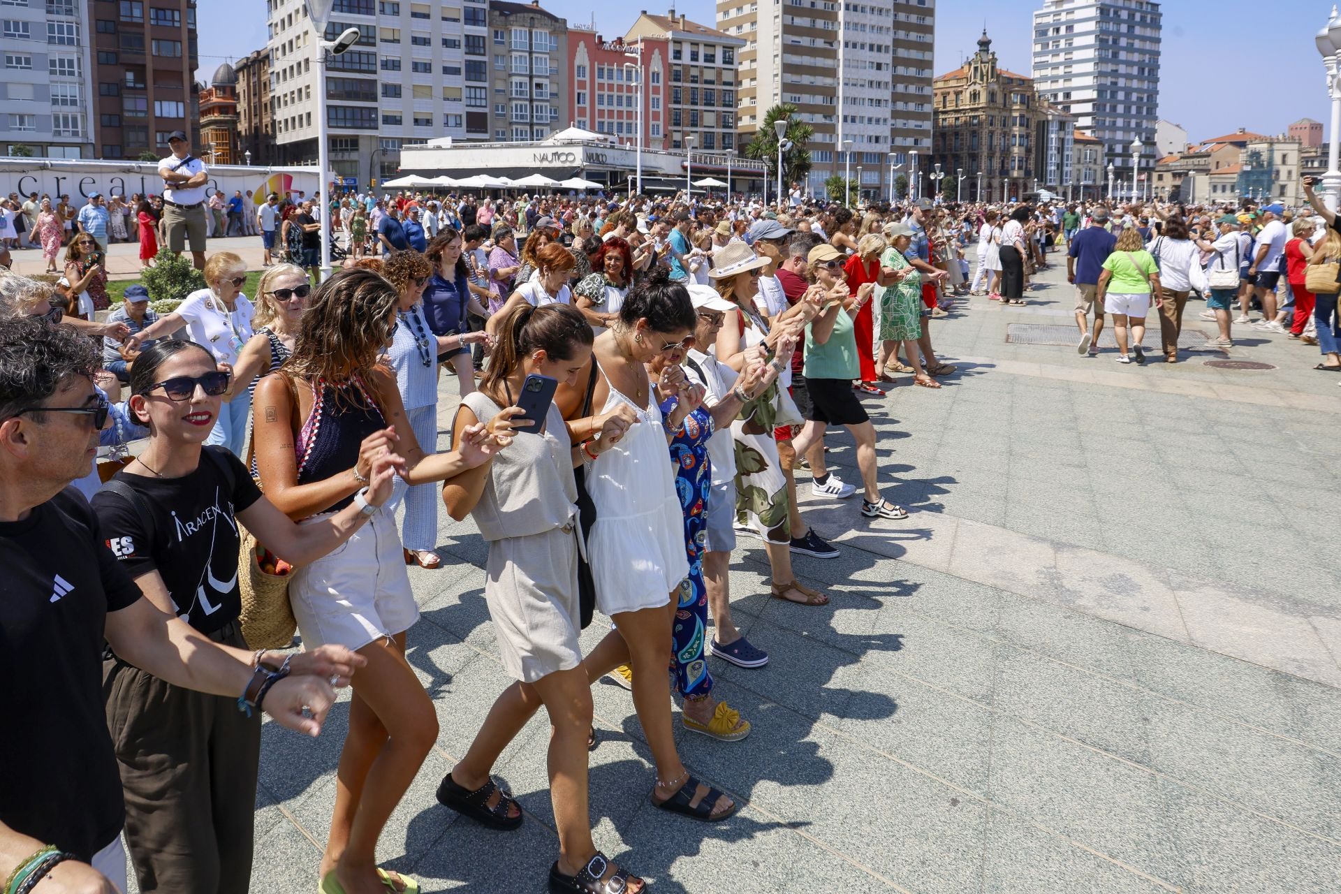 Danza prima y Restallón frente al mar en Gijón