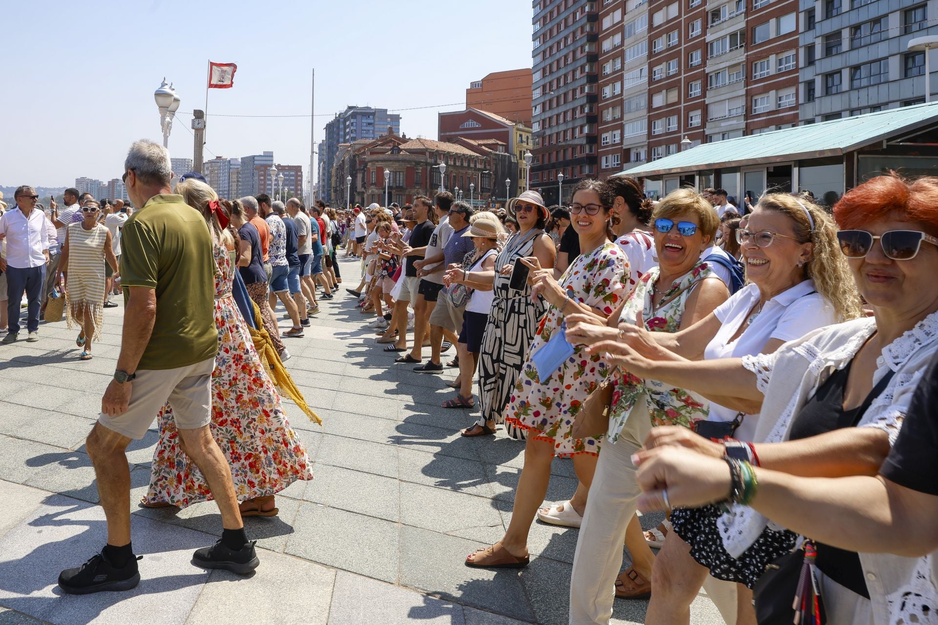 Danza prima y Restallón frente al mar en Gijón