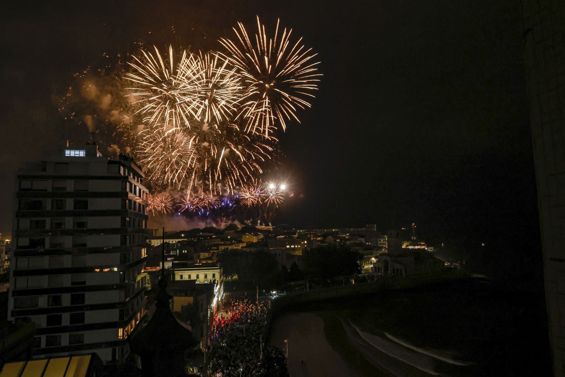 Gijón se ilumina en la noche de los Fuegos