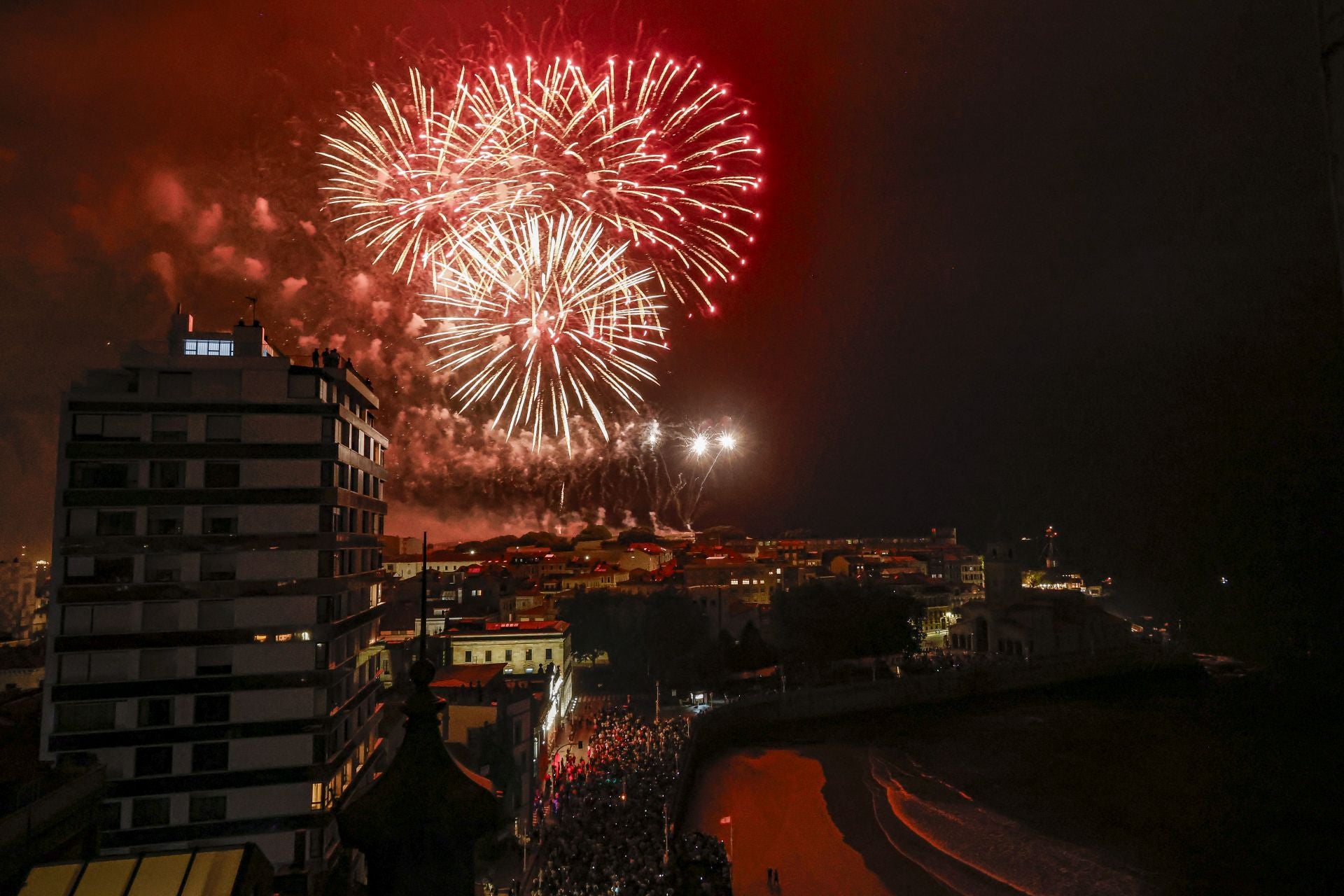 Gijón se ilumina en la noche de los Fuegos