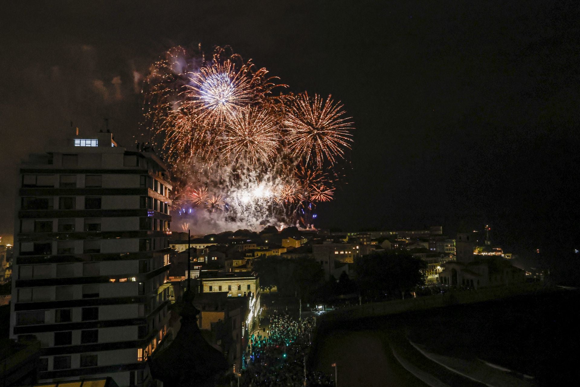 Gijón se ilumina en la noche de los Fuegos
