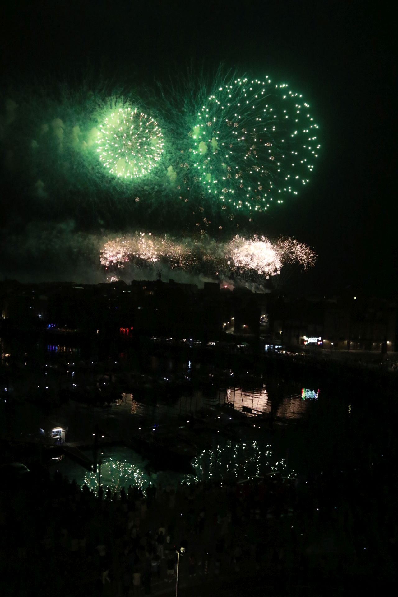 Gijón se ilumina en la noche de los Fuegos