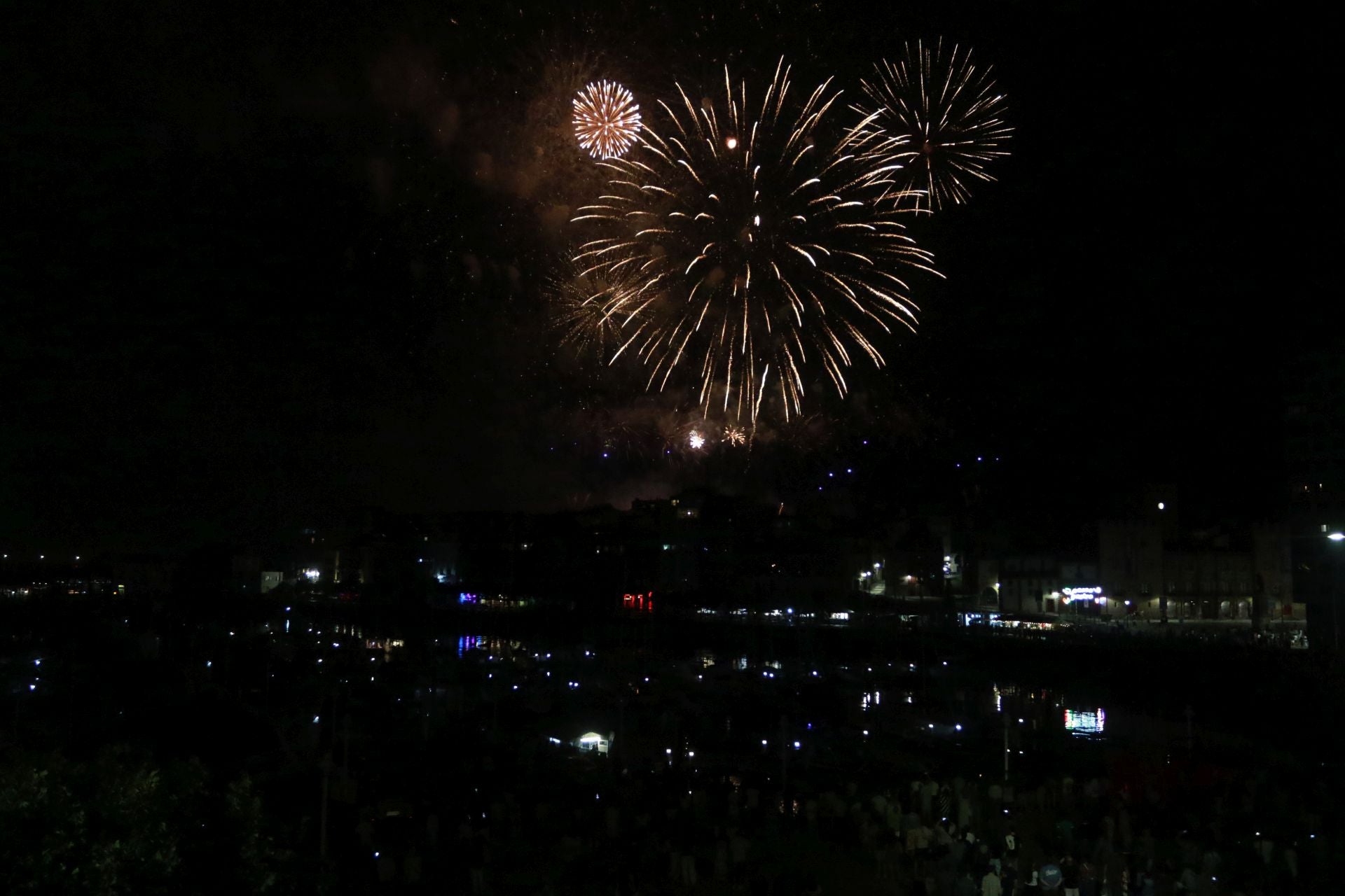 Gijón se ilumina en la noche de los Fuegos
