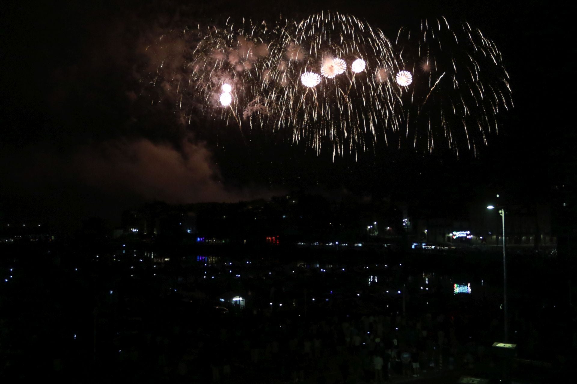 Gijón se ilumina en la noche de los Fuegos