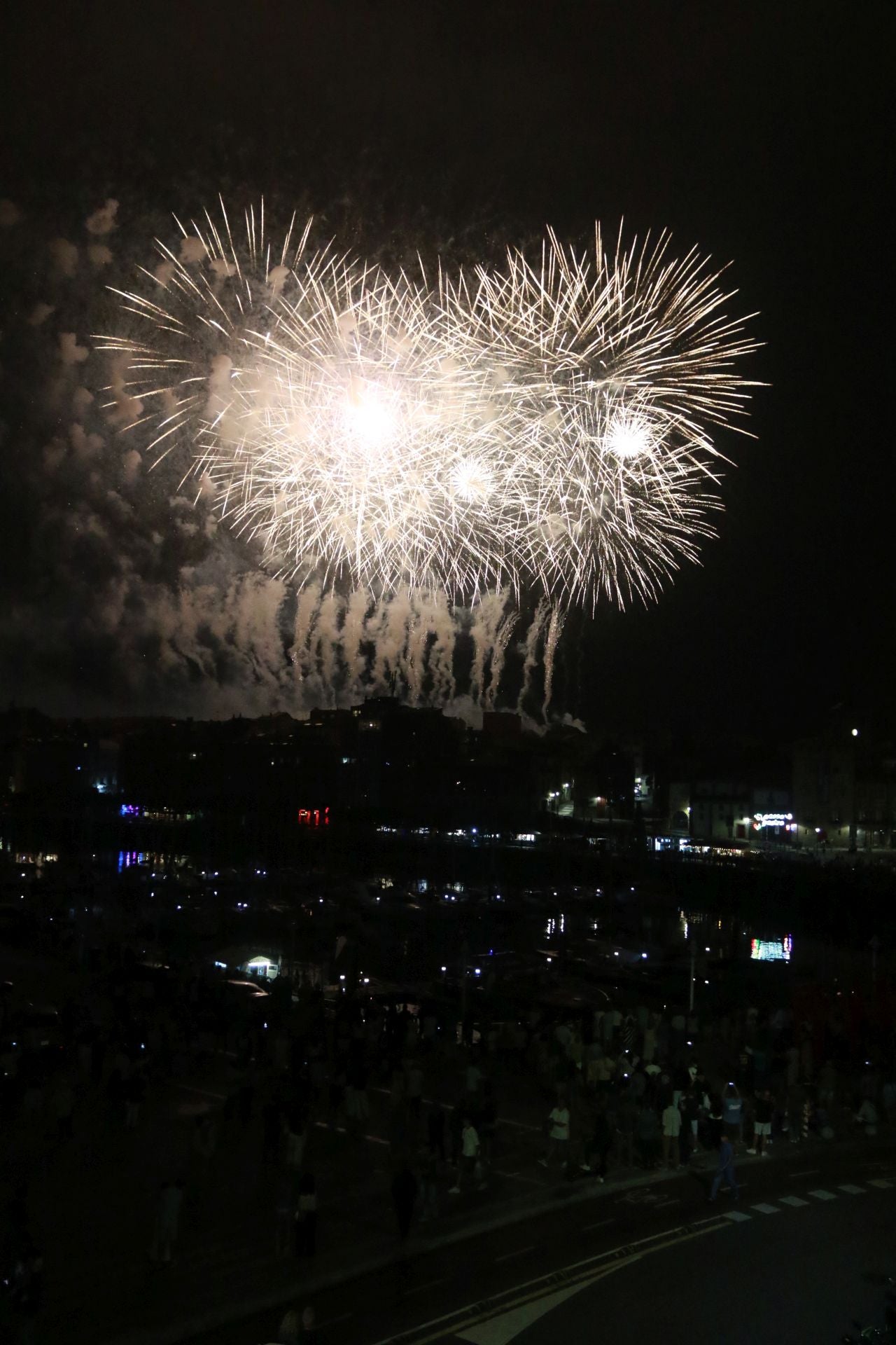 Gijón se ilumina en la noche de los Fuegos