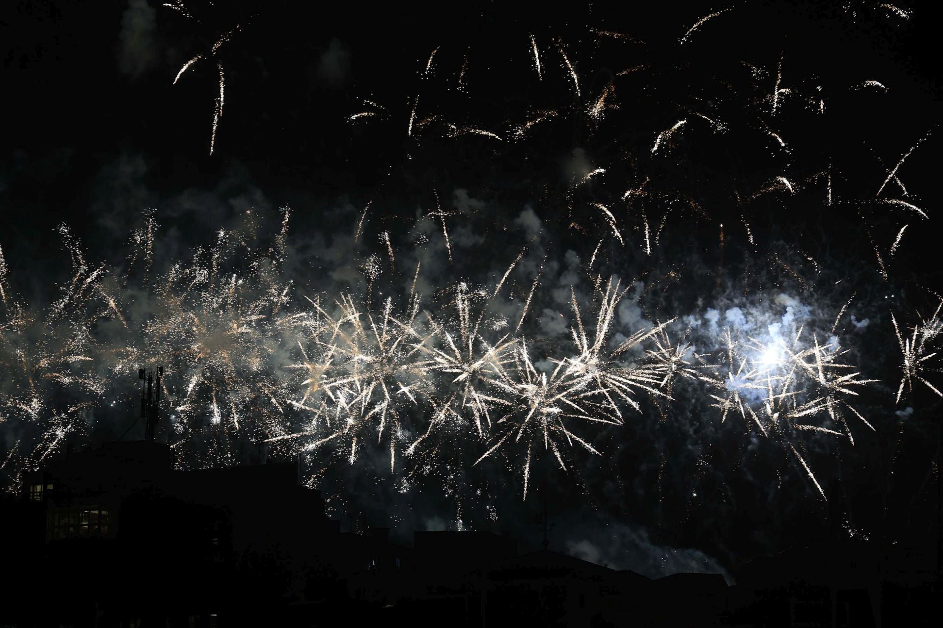 Gijón se ilumina en la noche de los Fuegos