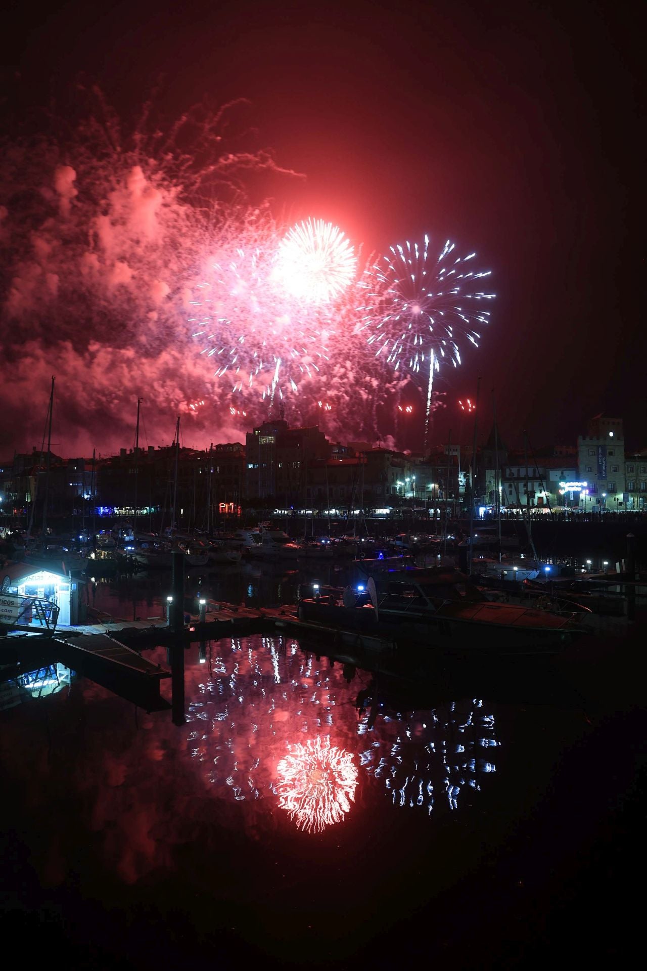 Gijón se ilumina en la noche de los Fuegos