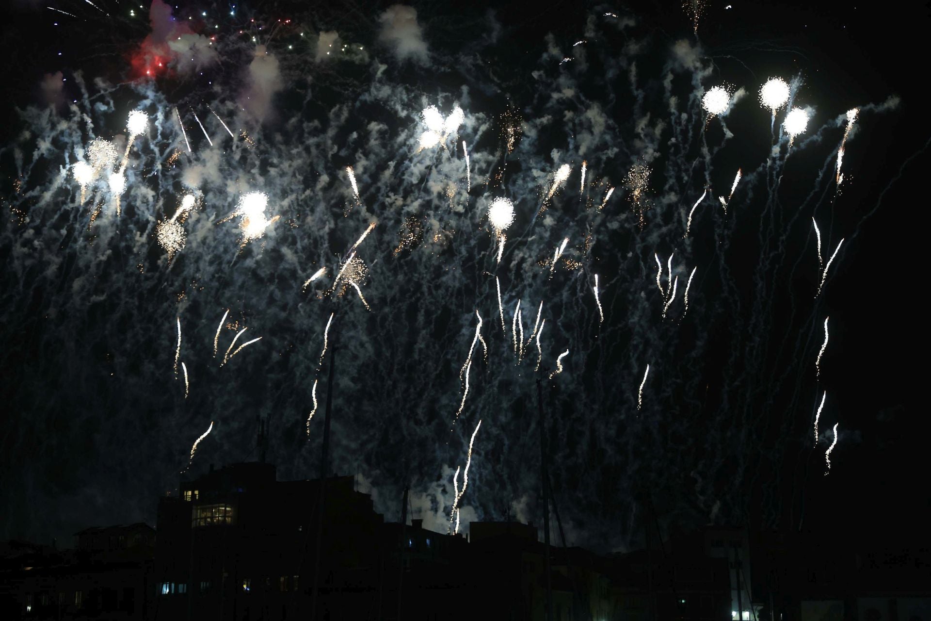 Gijón se ilumina en la noche de los Fuegos