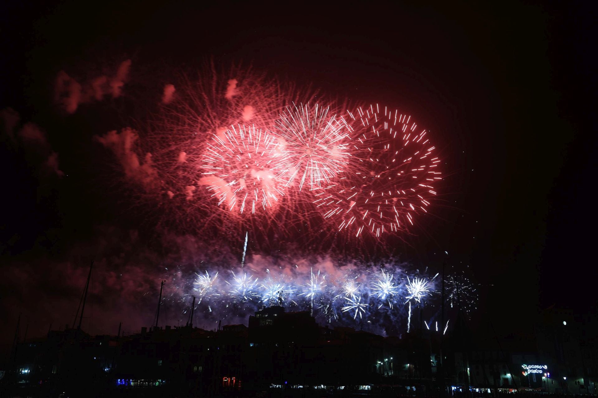 Gijón se ilumina en la noche de los Fuegos