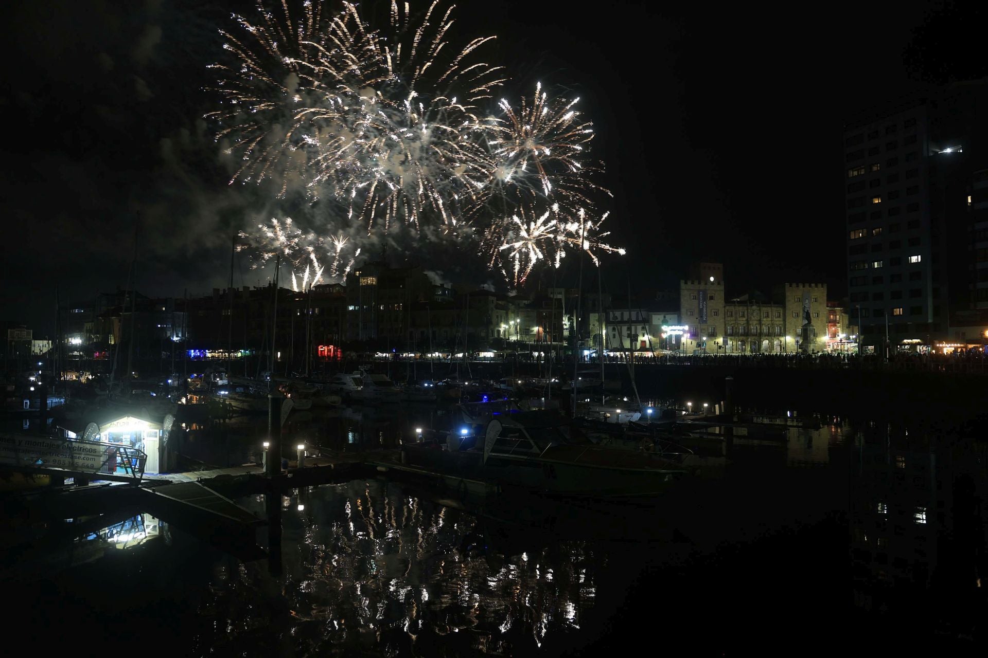 Gijón se ilumina en la noche de los Fuegos