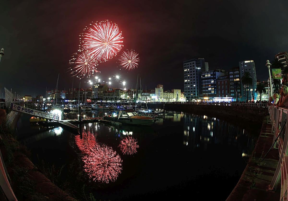 Gijón se ilumina en la noche de los Fuegos
