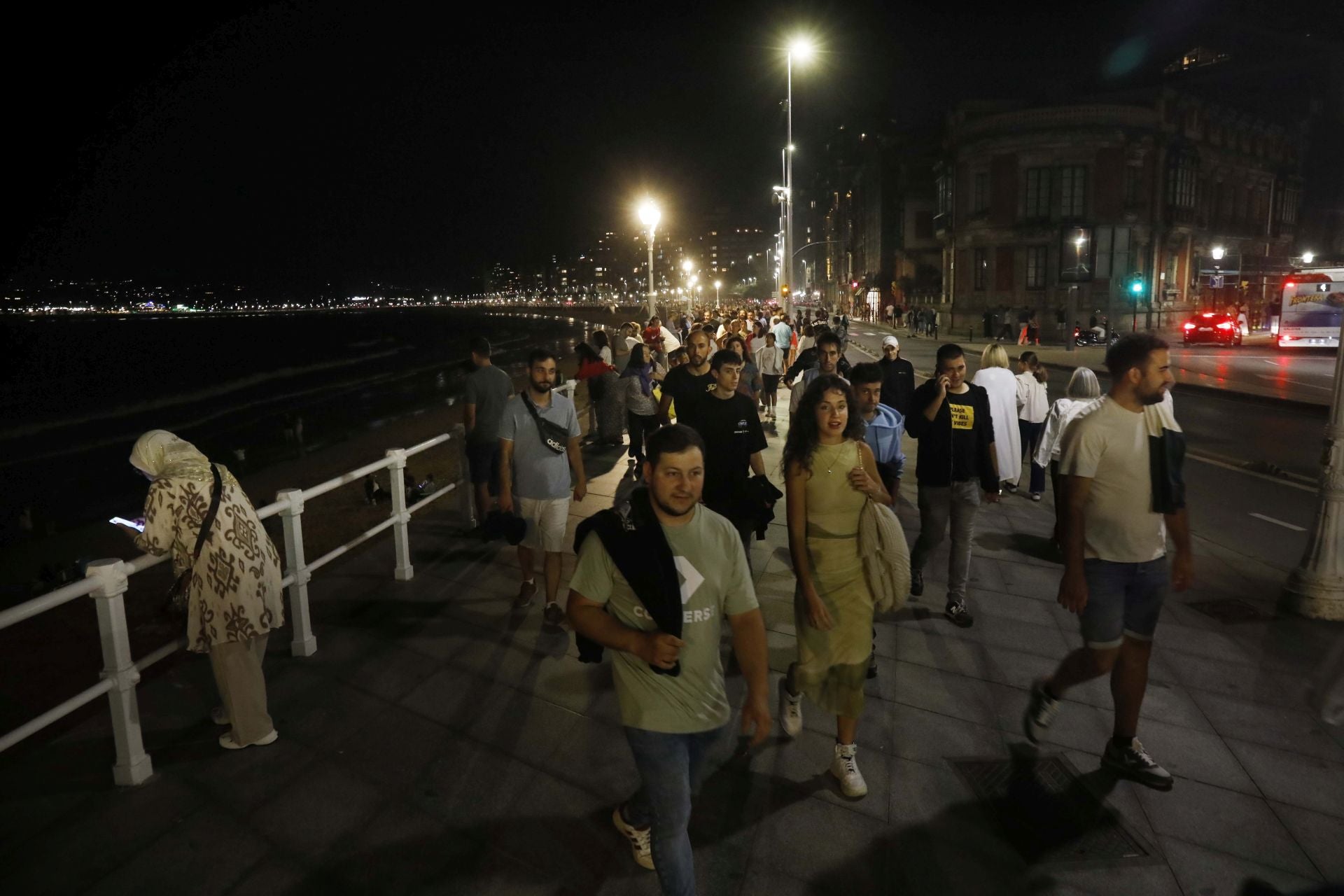 Gijón se ilumina en la noche de los Fuegos