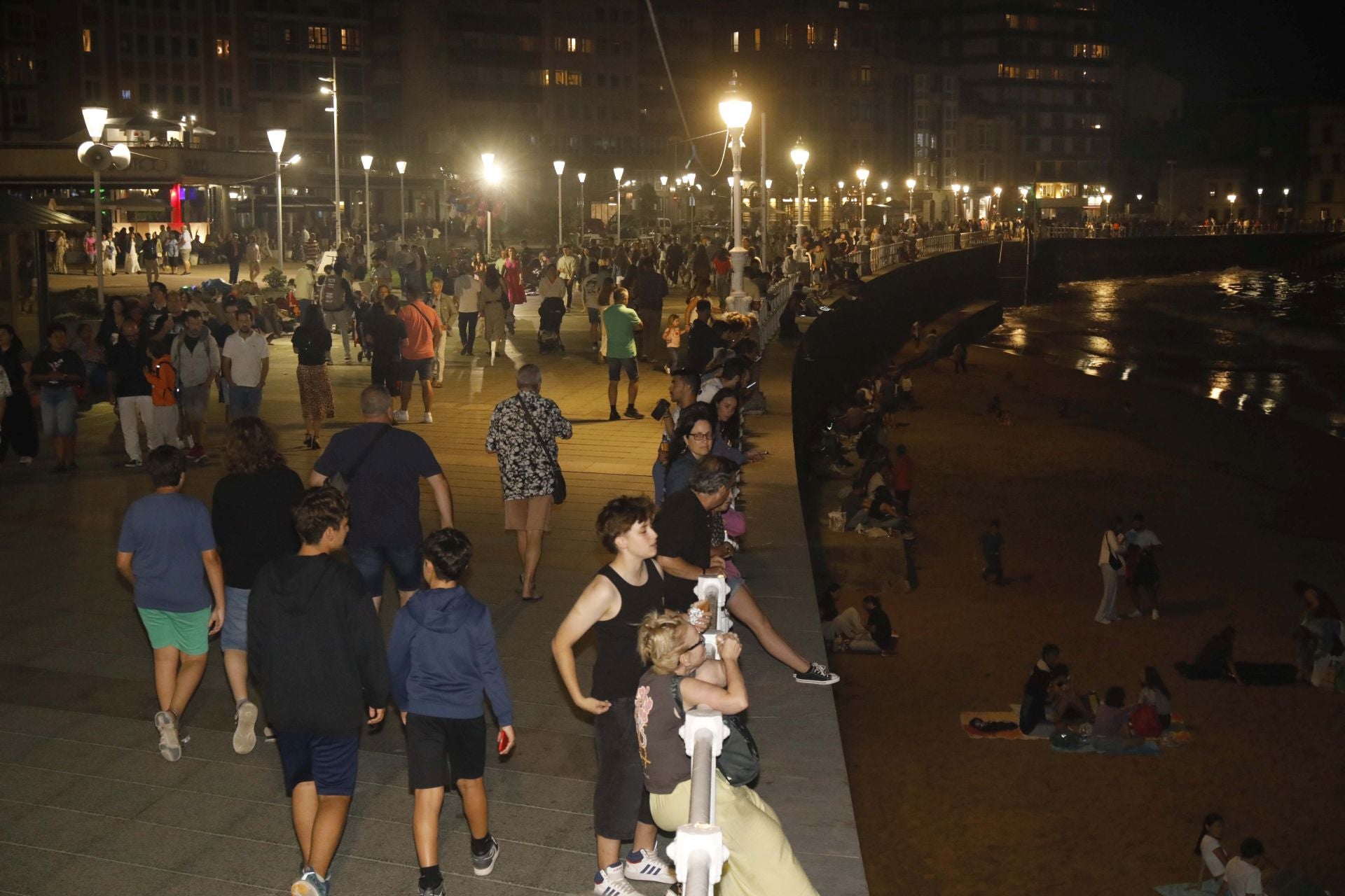 Gijón se ilumina en la noche de los Fuegos