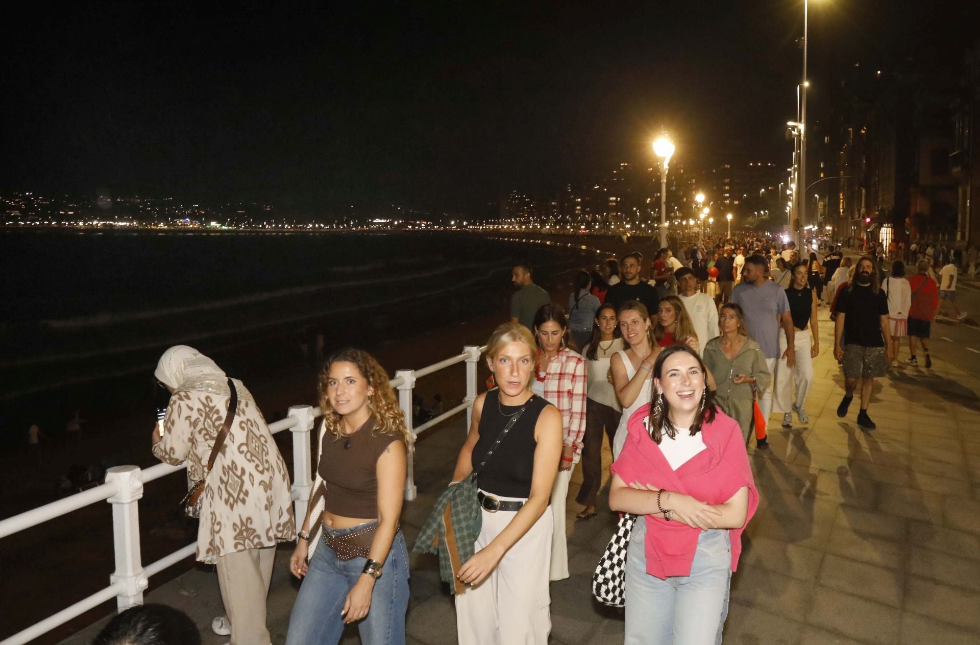 Gijón se ilumina en la noche de los Fuegos