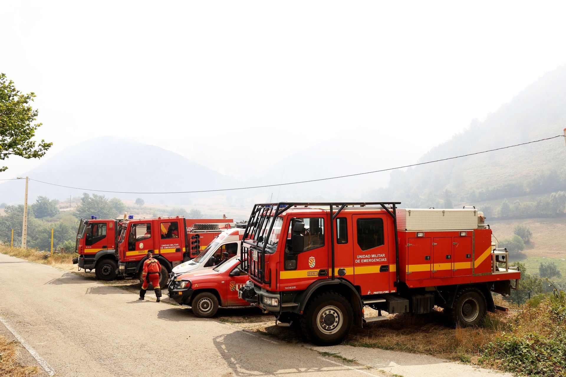 «Máxima preocupación» en Genestoso: las llamas siguen vivas y los vecinos «aterrados»