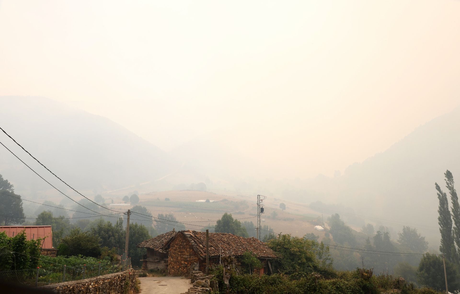 «Máxima preocupación» en Genestoso: las llamas siguen vivas y los vecinos «aterrados»