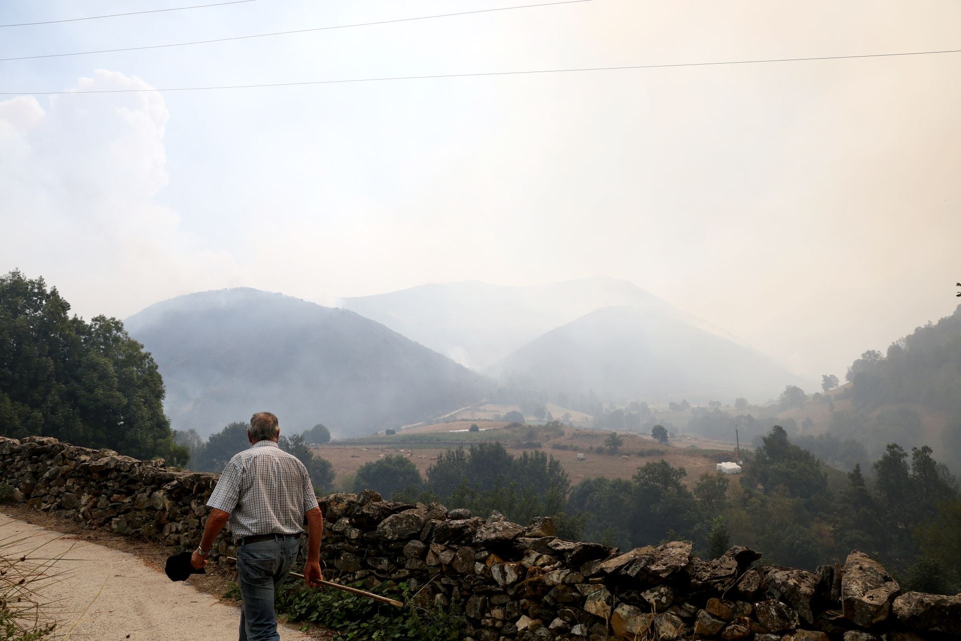 «Máxima preocupación» en Genestoso: las llamas siguen vivas y los vecinos «aterrados»