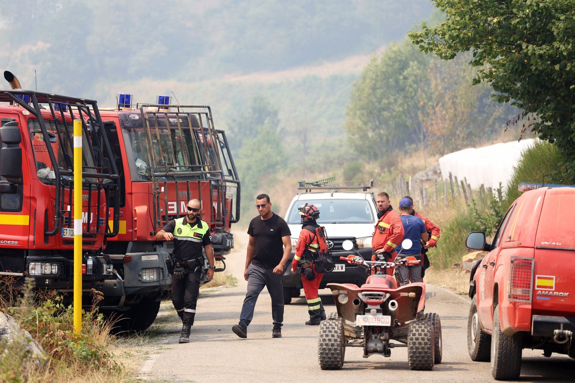 «Máxima preocupación» en Genestoso: las llamas siguen vivas y los vecinos «aterrados»