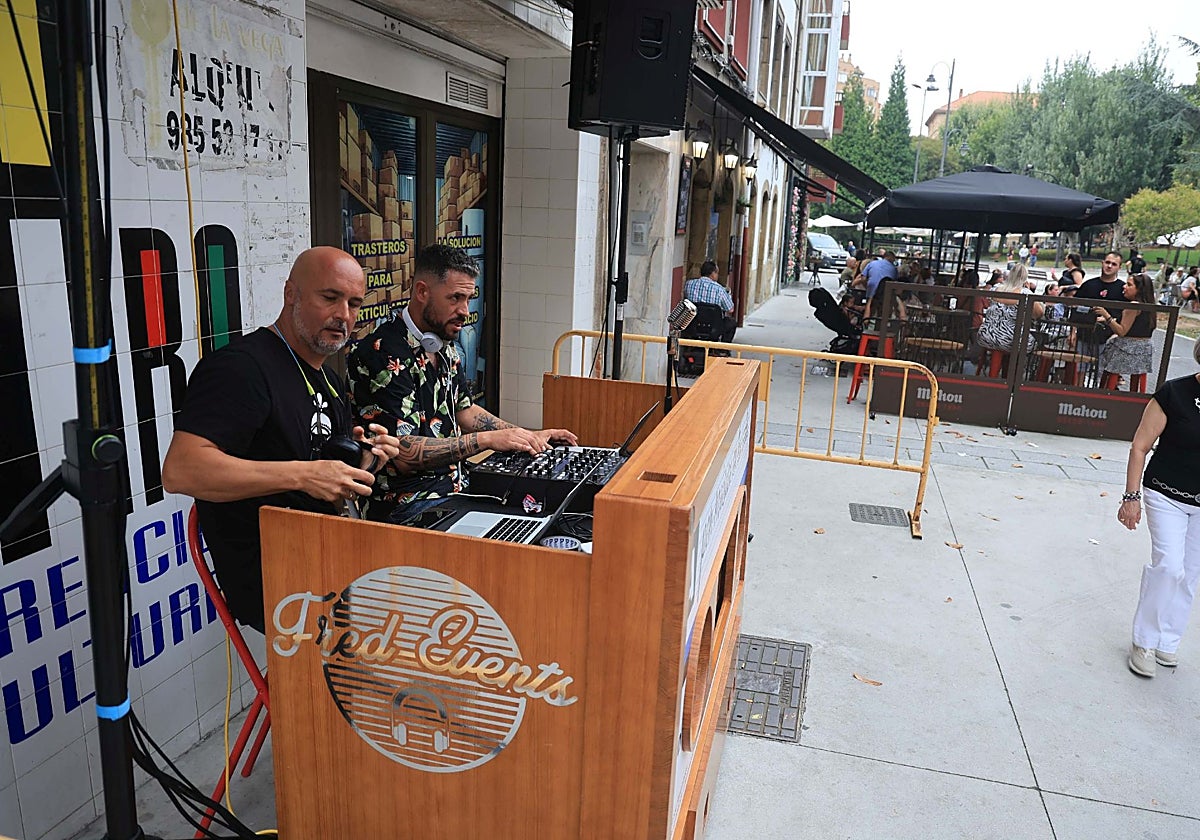 Fred Events puso ritmo en la zona de bares del Carbayedo, en Avilés, a pesar de que este año se hayan suspendido las fiestas de San Roque.