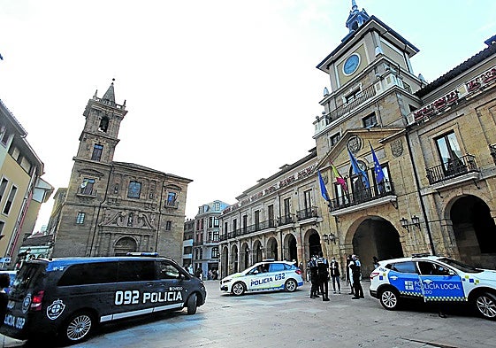 Vehículos de la Policía Local de Oviedo en la plaza del Ayuntamiento.