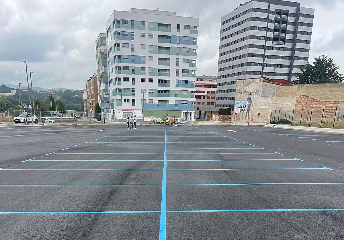 Nuevo aparcamiento disuasorio de La Pola, pintado con líneas azules.