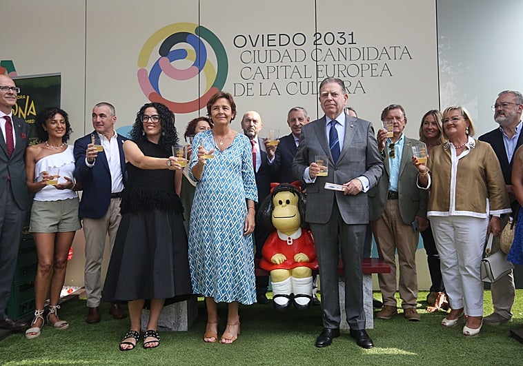 Día de Oviedo. Vanessa Gutiérrez, Carmen Moriyón, Juan Cofiño, Pedro López, Alfredo Canteli y autoridades ovetenses brindan con sidra al lado del banco de Mafalda.