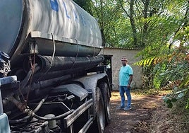 Pergentino Martínez, junto a una de las cubas.