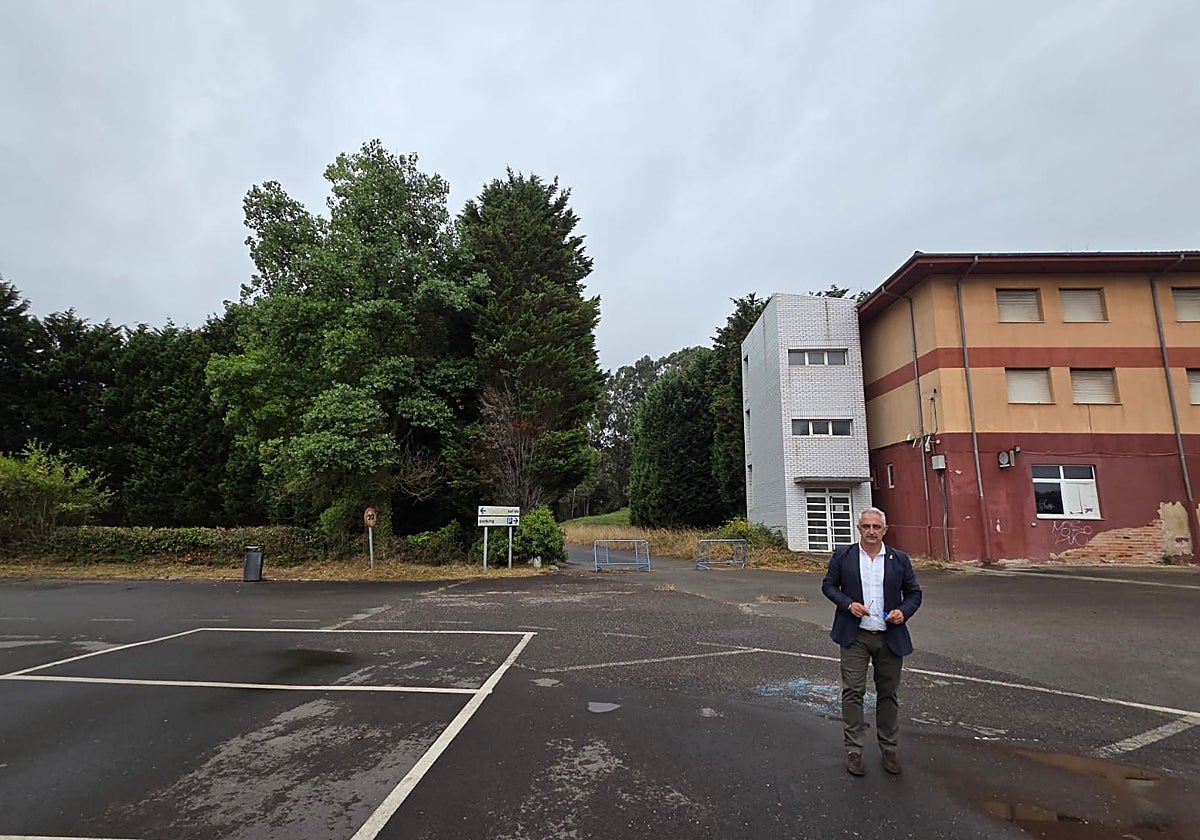 El alcalde de Carreño, delante del edificio que prevé transformar en un albergue y parte de los terrenos de la primera cesión.