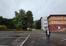 El alcalde de Carreño, delante del edificio que prevé transformar en un albergue y parte de los terrenos de la primera cesión.