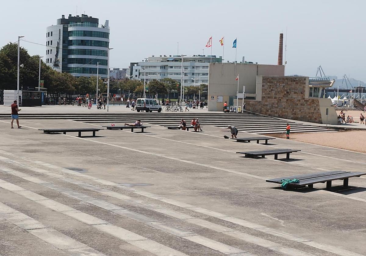 Bancos de la playa de Poniente donde la joven francesa fue atendida tras los hechos.