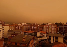 El cielo, completamente naranja en Avilés.