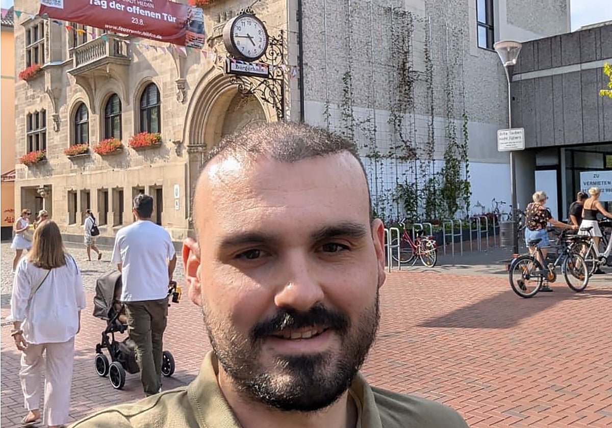 El farmacéutico langreano ante el consistorio de Hilden, donde vive.