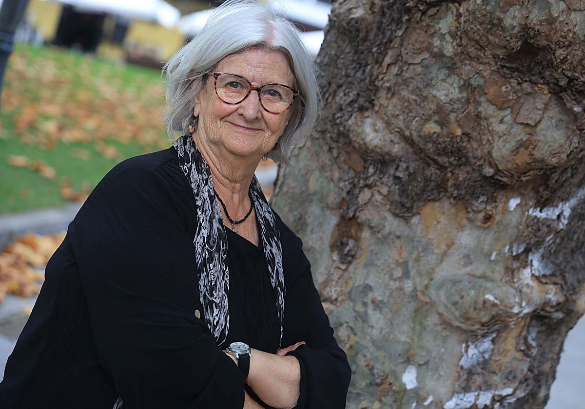 Cani Guardado, en la plaza del Carbayedo, donde nació y murió su padre, el poeta Bernardino 'Lalo' Guardado.