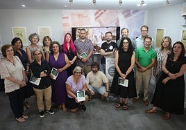 La consejera de Cultura, Vanessa Gutiérrez, y el director de EL COMERCIO, Ángel M. González, con los participantes en la lectura ciudadana de 'Historia Universal de Paniceiros'.