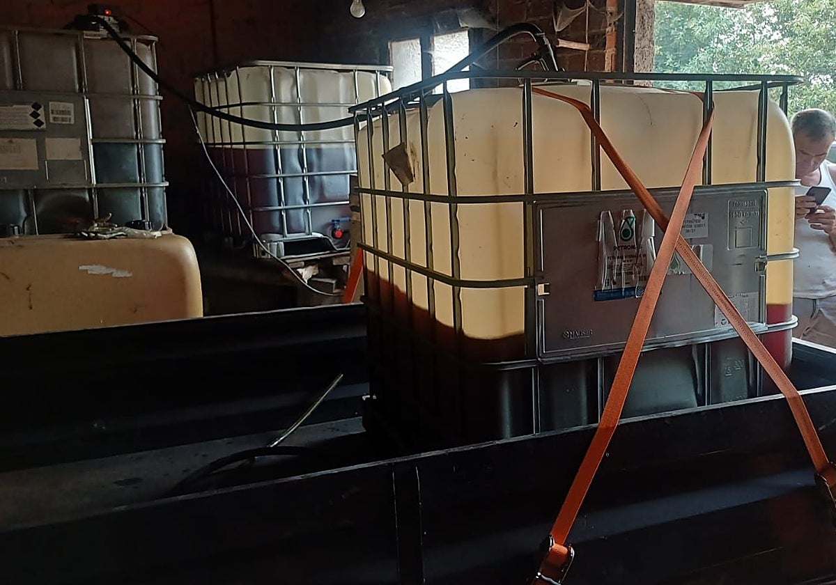 David Rodríguez traslada gas para las máquinas que están haciendo cortafuegos en Genestoso.